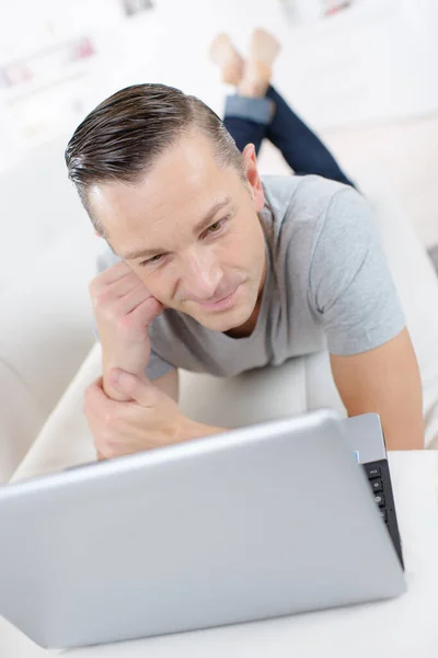 Mężczyzna Patrząc Komputer Domu — Zdjęcie stockowe
