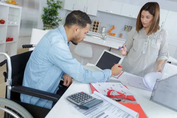 Gefrustreerde Man Rolstoel Aan Het Werk Thuis — Stockfoto