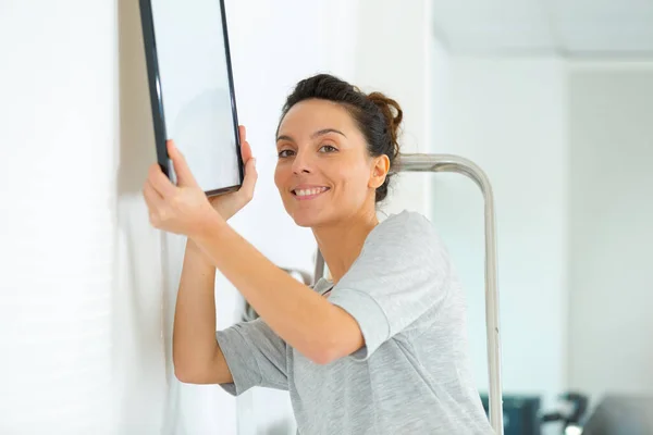 Femme Créative Heureuse Préparant Peindre Ses Cadres Fenêtre — Photo