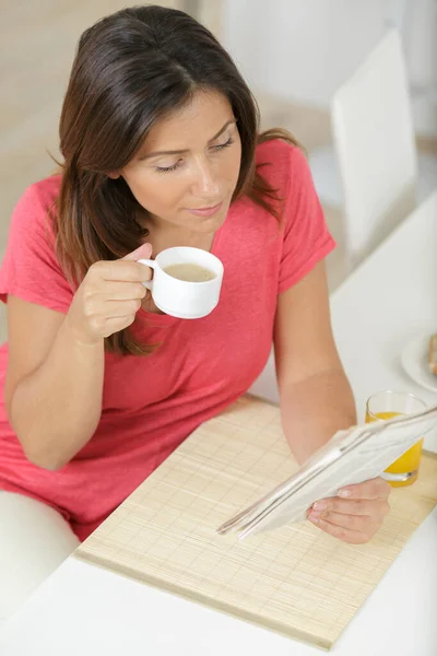 Bonita Mulher Bebendo Café Lendo Sofá — Fotografia de Stock