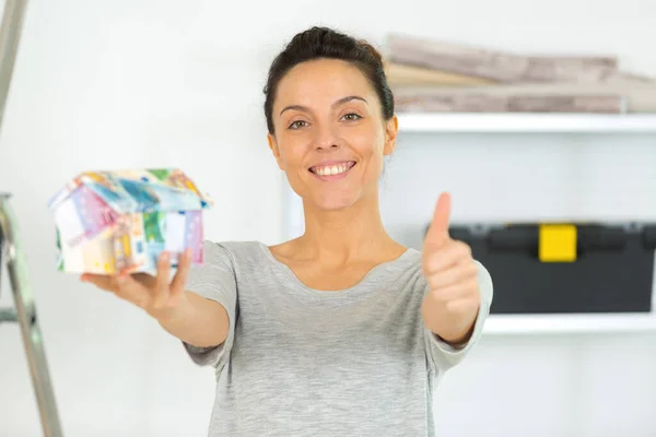 Donna Con Una Casa Soldi — Foto Stock