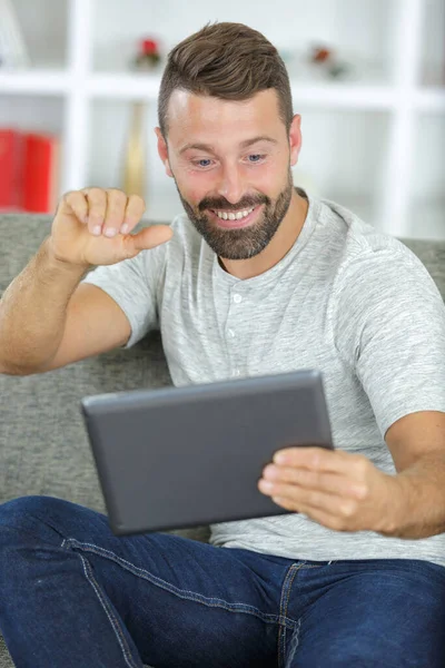 Hombre Con Computadora Tableta Sentado Sofá Casa —  Fotos de Stock