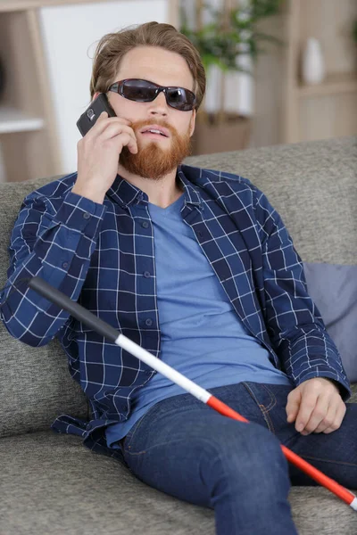 Blind Man Med Funktionshinder Med Hjälp Digital Assistent Mobiltelefon — Stockfoto