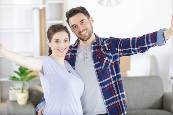 Felice Coppia Incinta Con Effetti Personali Nuova Casa — Foto Stock