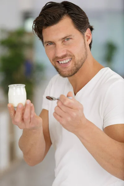 Człowiek Jedzący Jogurt Człowieka — Zdjęcie stockowe