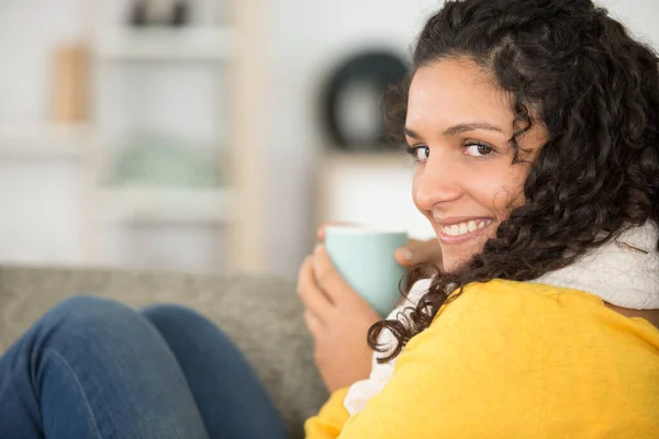 Vrouw Geknuffeld Bank Met Een Warm Drankje — Stockfoto