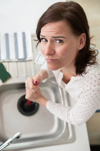 Verärgerte Frau Und Blockierte Waschbecken — Stockfoto