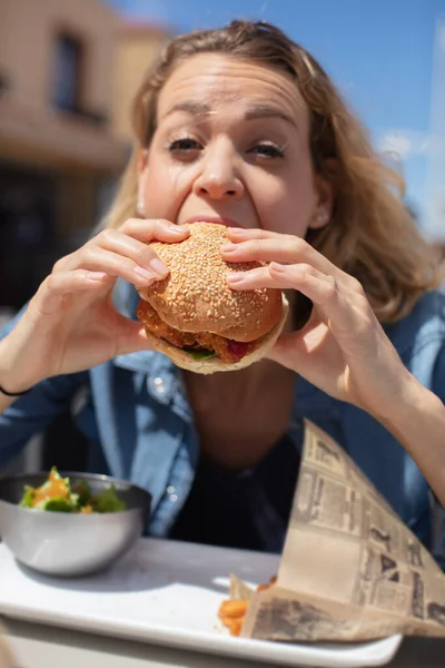 Donna Mangiare Grande Hamburger Pollo — Foto Stock