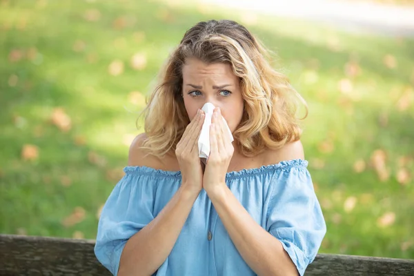 Portrait Une Jeune Fille Aux Prises Avec Des Allergies Saisonnières — Photo