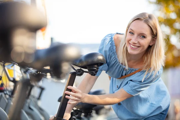 Mujer Sonriente Está Pie Junto Las Bicicletas Ciudad — Foto de Stock