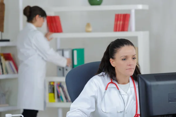 Médico Trabalhando Escritório Com Enfermeira Segundo Plano — Fotografia de Stock