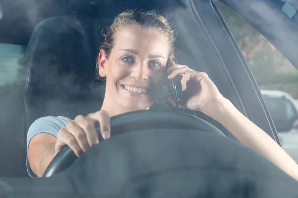 Drukke Moeder Spreekt Haar Smartphone Tijdens Het Besturen Van Auto — Stockfoto