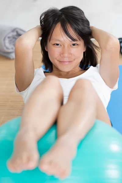 Donna Che Esercizi Addominali Una Palla Aerobica — Foto Stock