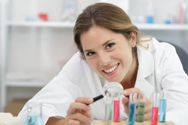 Gelukkig Vrouw Zoek Een Vergrootglas Laboratorium — Stockfoto
