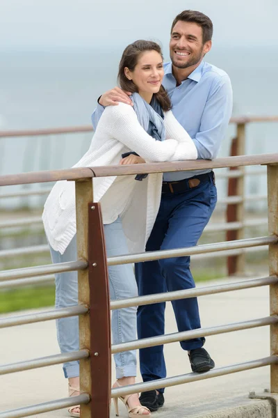 湖の桟橋にいる女性と男性は — ストック写真