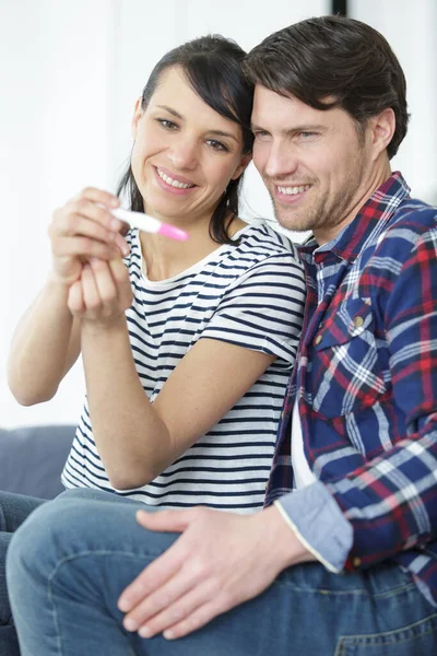 Feliz Pareja Con Prueba Embarazo Dormitorio — Foto de Stock