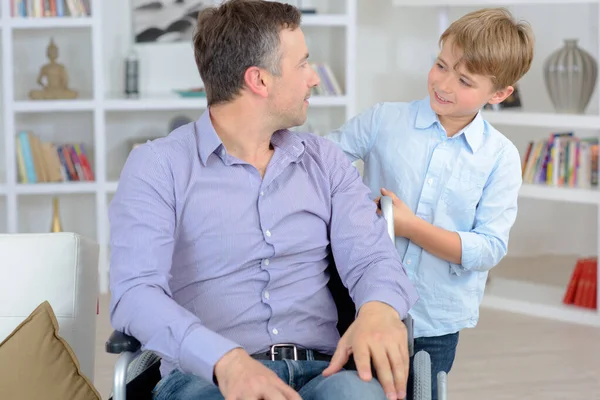 Vader Een Rolstoel Met Zijn Zoon — Stockfoto