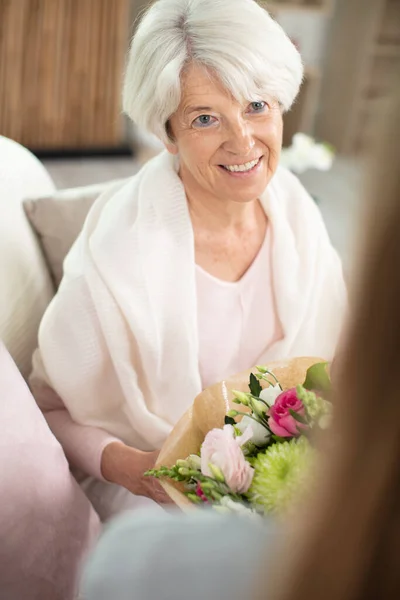 Mãe Sênior Feliz Sorrindo Para Mães Dia Segurando Flores — Fotografia de Stock
