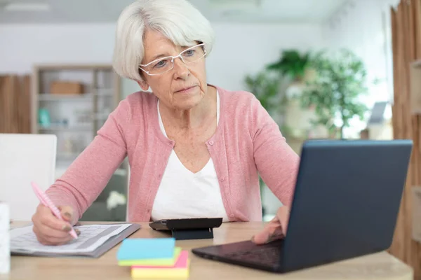Starsza Kobieta Ukrywająca Się Kontach Domowych Laptopie — Zdjęcie stockowe
