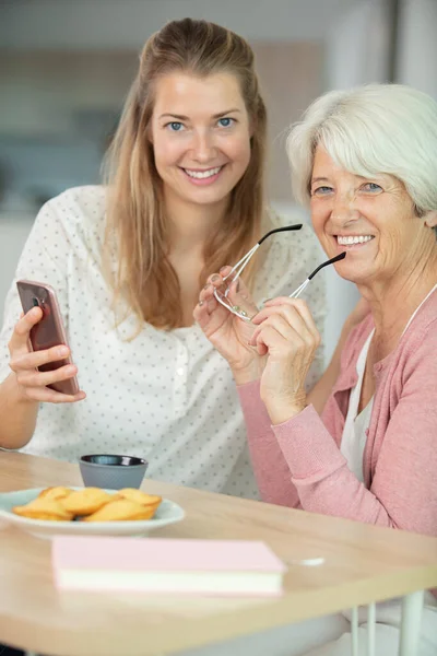 Encantador Blogueiro Tiro Selfie Com Mãe — Fotografia de Stock