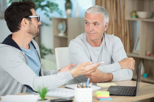 Bejaarde Vader Leent Geld Aan Zijn Volwassen Zoon — Stockfoto