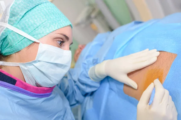 Cirurgião Preparado Para Cortar Corpo Com Bisturi — Fotografia de Stock