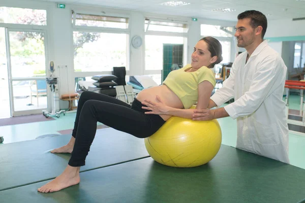 Giovane Donna Incinta Che Esercita Classe Prenatale — Foto Stock