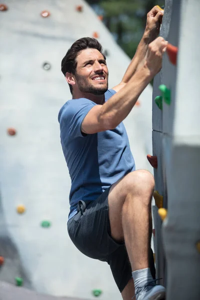 Junger Mann Klettert Auf Felswand Freien — Stockfoto