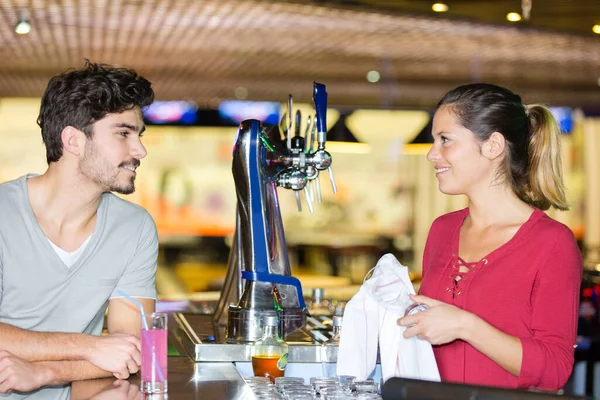 Man Flirting Female Bariste — Stock Photo, Image