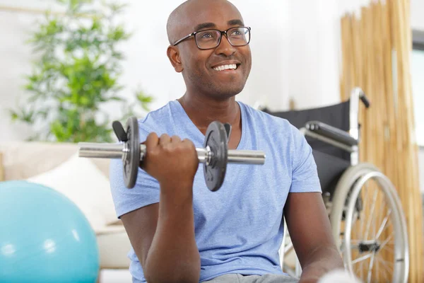 Tekerlekli Sandalyedeki Adam Spor Yapıyor — Stok fotoğraf