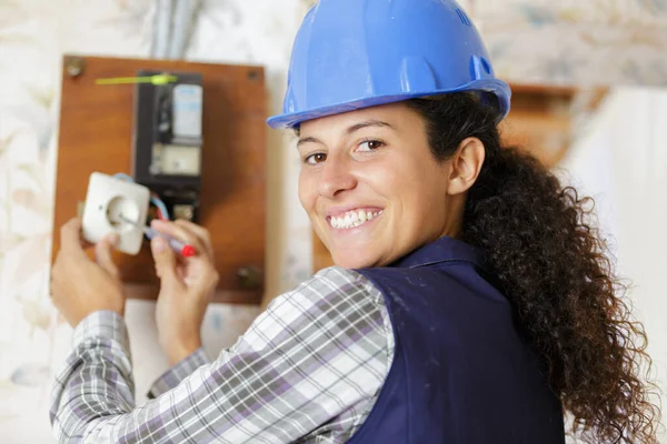 Female Electrician Fixing Socket Electricity Problem — Stock Photo, Image