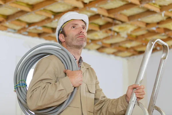 Macho Construtor Segurando Tubos Braço — Fotografia de Stock