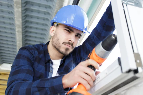 Junge Hübsche Handwerker Mit Einem Bohrer Bei Der Arbeit — Stockfoto