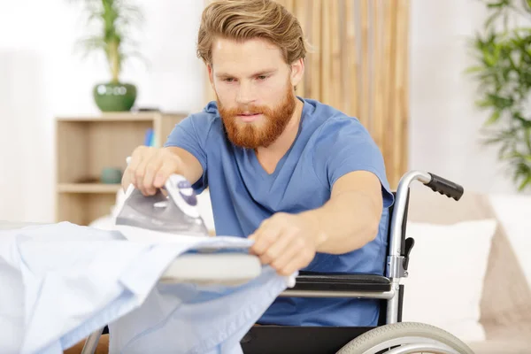Uomo Disabile Sedia Rotelle Abbigliamento Stiratura — Foto Stock