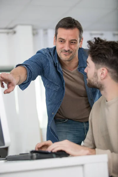 Tiener Met Behulp Van Computer Met Leraar — Stockfoto