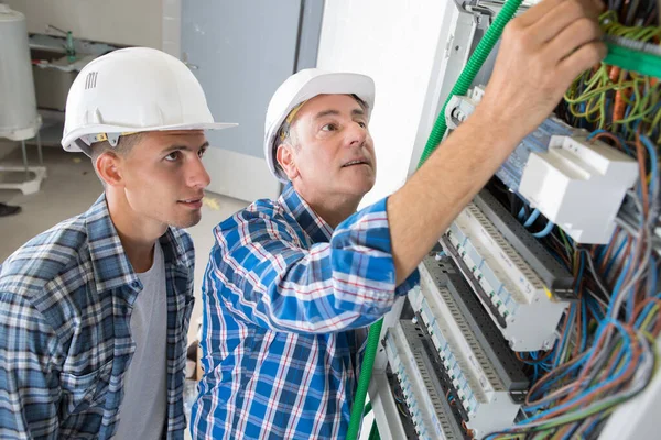 Jovem Aprendiz Eletricista Com Mentor — Fotografia de Stock