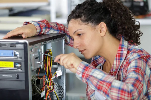 Mulher Que Fixa Computador Desktop — Fotografia de Stock