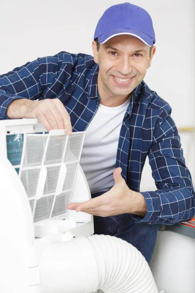 Happy Handyman Repairing Air Conditioning — Stock Photo, Image