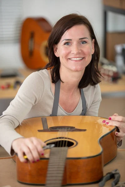 Jovem Mulher Detém Uma Guitarra — Fotografia de Stock