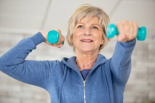 快乐的老年妇女 带着哑铃锻炼 — 图库照片