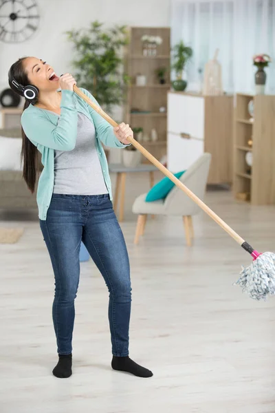 Mujer Feliz Con Piso Limpieza Fregona Cantando Casa — Foto de Stock