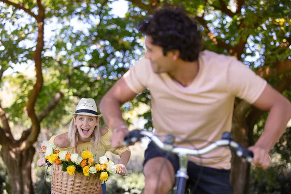 快乐的夫妻在公园里骑自行车追逐 — 图库照片
