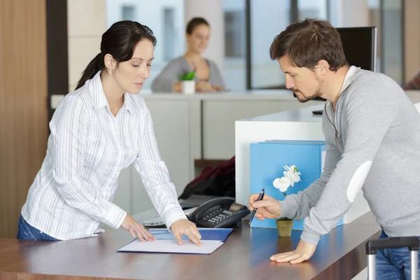 Männlicher Gast Der Hotelrezeption Beim Check — Stockfoto