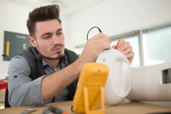 Elektriker Testet Gerät Mit Multimeter — Stockfoto