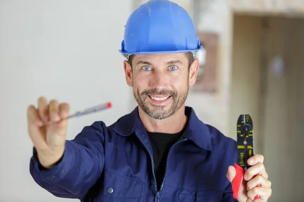 Porträt Eines Glücklichen Jungen Männlichen Bauarbeiters Der Werkzeuge Zeigt — Stockfoto