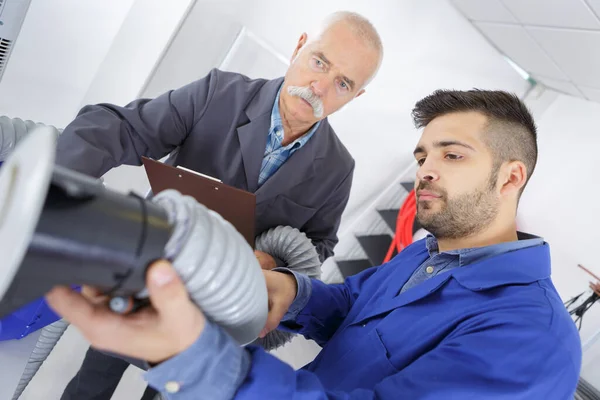 Électricien Travaillant Travers Une Trappe Plafond Ouverte — Photo