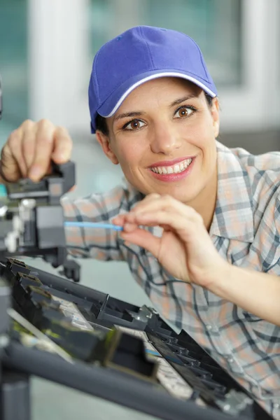 Glücklicher Mechaniker Der Den Automotor Repariert — Stockfoto