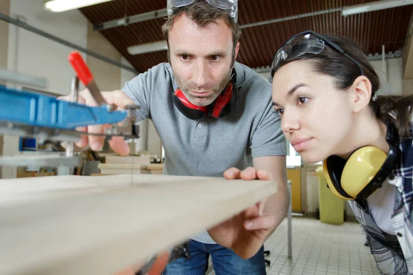 Uomo Spiegando Donna Lavorazione Del Legno Suggerimenti Laboratorio Legno — Foto Stock