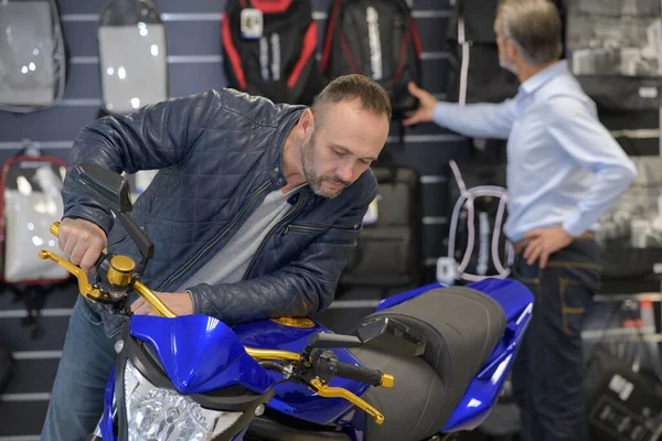 Mężczyzna Patrząc Motocykl Salonie — Zdjęcie stockowe