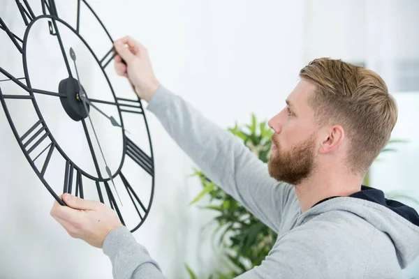 Άνθρωπος Αλλάζει Την Ώρα Ένα Διακοσμητικό Ρολόι — Φωτογραφία Αρχείου